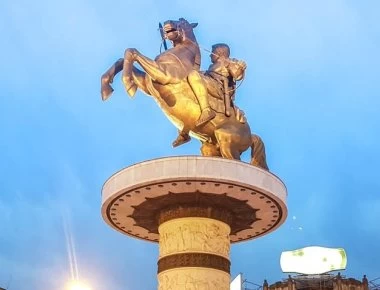 Αφού έκλεψαν τη Μακεδονία τώρα παίζουν με το «Βόρεια»